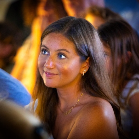 Meet your Posher, Gabrielle - Picture 1 of 1